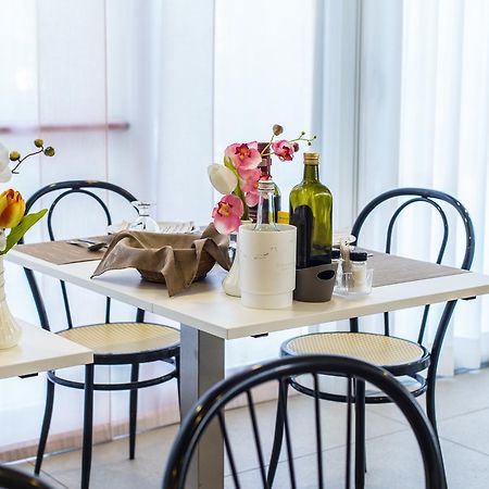 Hotel Amedeo Misano Adriatico Εξωτερικό φωτογραφία