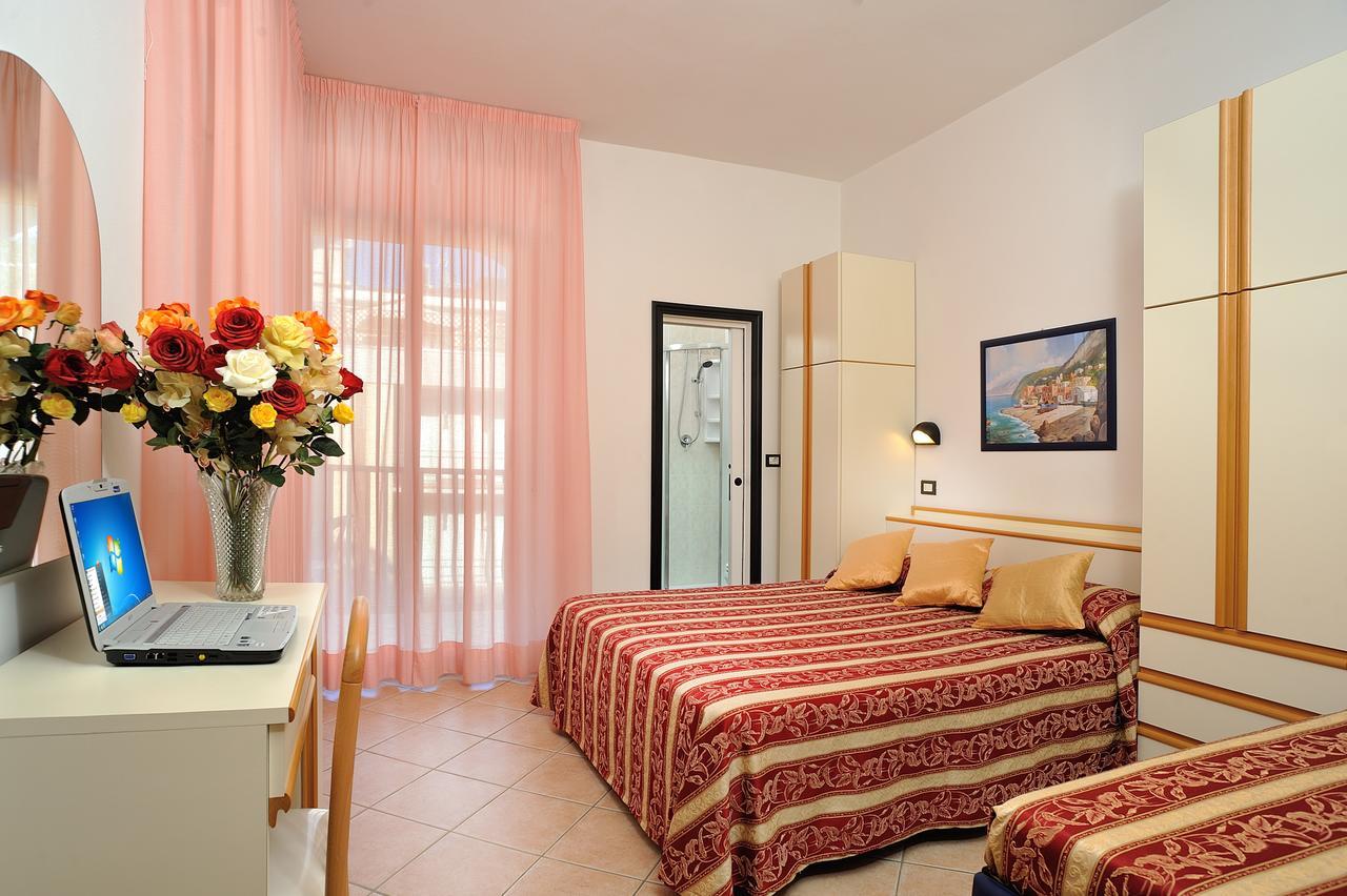 Hotel Amedeo Misano Adriatico Εξωτερικό φωτογραφία